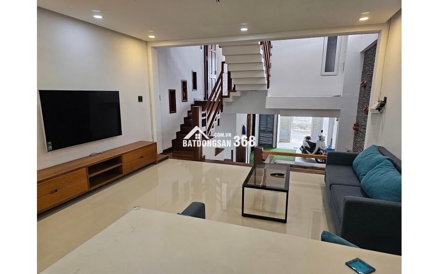 Bán nhà 3 tầng Phó Đức Chính, Vĩnh Hòa – gần biển 300m, có hồ cá Koi, giá 10 tỷ